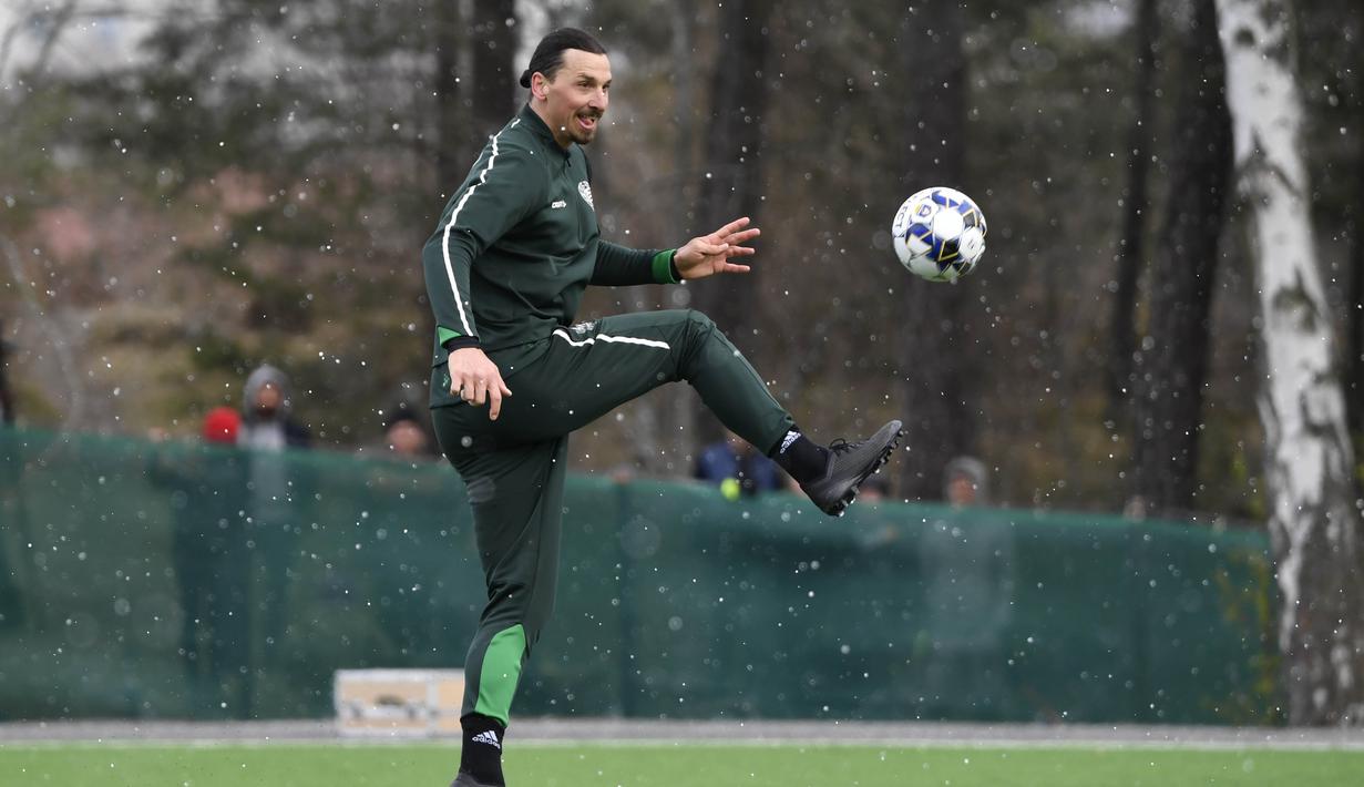 Pemain AC Milan, Zlatan Ibrahimovic, menendang bola saat melakukan latihan bersama klub Swedia Hammarby di Stockholm, Swedia, Senin (13/4/2020). Ibrahimovic yang sedang berada di kampung halaman menyempatkan diri berlatih sepak bola meski di tengah wabah virus corona. (AFP/Henrik Montgomery)