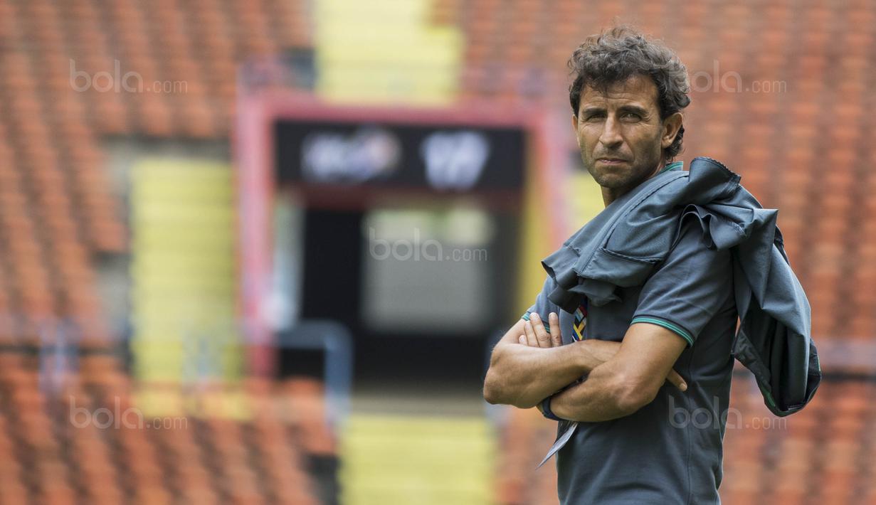 Pelatih Timnas Indonesia, Luis Milla, sebelum melawan Thailand pada laga Grup B SEA Games 2017 di Stadion Shah Alam, Selangor, Selasa (15/8/2017). Kedua negara bermain imbang 1-1. (Bola.com/Vitalis Yogi Trisna)