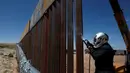 Seorang pekerja AS sedang mengelas bagian dari dinding perbatasan AS-Meksiko di Sunland Park, AS (09/9). AS dan Mexico dipisahkan oleh sekat teritorial yang menandakan wilayah kedaulatan masing-masing negara. (REUTERS/Jose Luis Gonzalez)