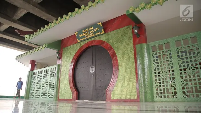 Masjid Babah Alun didirikan di lokasi kolong jalan tol yang dulunya menjadi tempat pembuangan sampah.