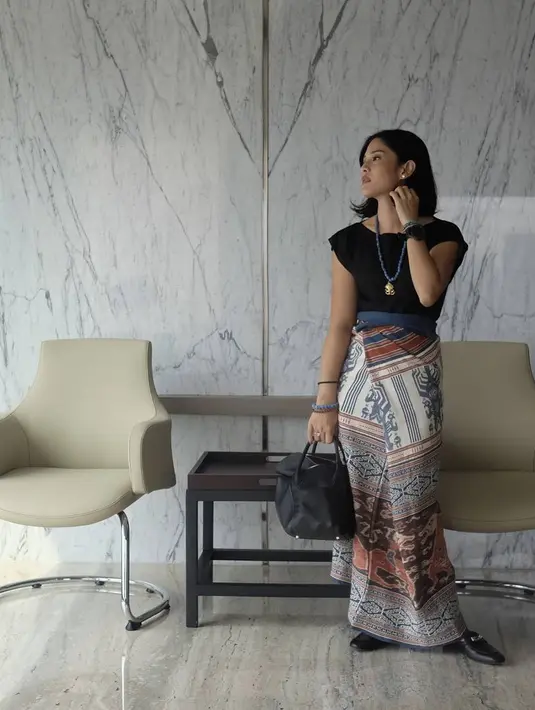 Seperti ini misalnya, Dian memadukan kain bercorak etnik dengan atasan berwarna hitam polos. Ia juga hanya memakai kalung sederhana dan membiarkan rambut pendeknya terurai begitu saja. (Instagram/therealdisastr)
