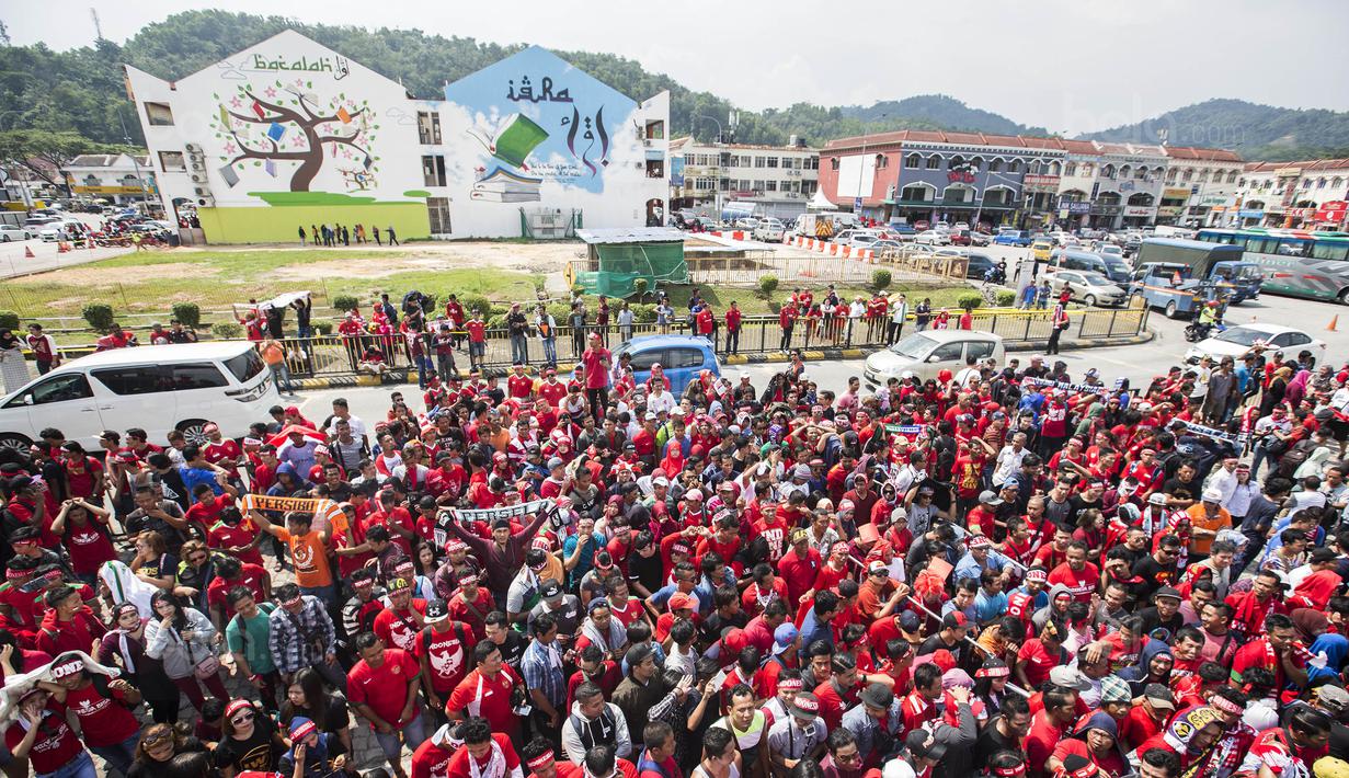 1. Ribuan suporter Timnas Indonesia antri untuk mendapatkan tiket menonton laga SEA Games 2017 melawan Timor Leste. (Bola.com/Vitalis Yogi Trisna)