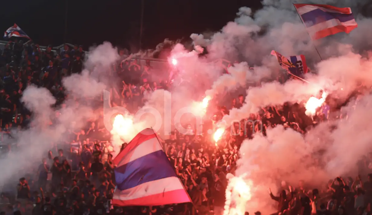 Suporter Thailand merayakan kemenangan timnya setelah meraih gelar kelima Piala AFF di Stadion Rajamangala, Bangkok, Thailand, Sabtu (17/12/2016). Thailand unggul agregat 3-2 atas Indonesia. (Bola.com/Vitalis Yogi Trisna)