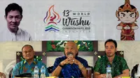 Ketua Panitia Pelaksana Kejuaraan Dunia Wushu ke-XIII, IGK Manila (tengah) memberikan keterangan pada wartawan di Jakarta, Kamis (5/11/2015). IGK Manila mengatakan Indonesia menurunkan 16 atlet di dua nomor bergengsi. (Liputan6.com/Helmi Fithriansyah)