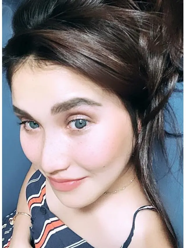 6 Potret Ayu Ting Ting dengan Mata Biru, Disebut Mirip Cewek Turki