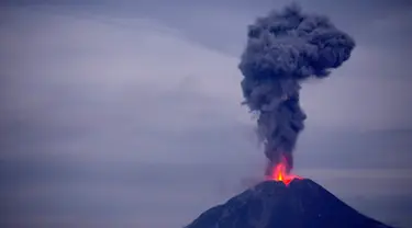 Gunung Sinabung menyemburkan material vulkanik terlihat dari Desa Beganding, Karo, Sumatera Utara, Minggu (7/5). Pusat Vulkanologi dan Mitigasi Bencana Geologi mencatat Gunung Sinabung semakin rutin erupsi dalam beberapa hari terakhir. (TIBTA PANGIN/AFP)