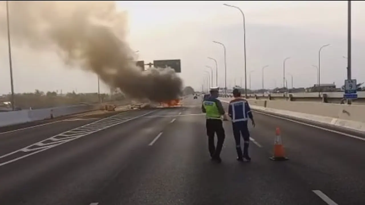Mobil terbakar