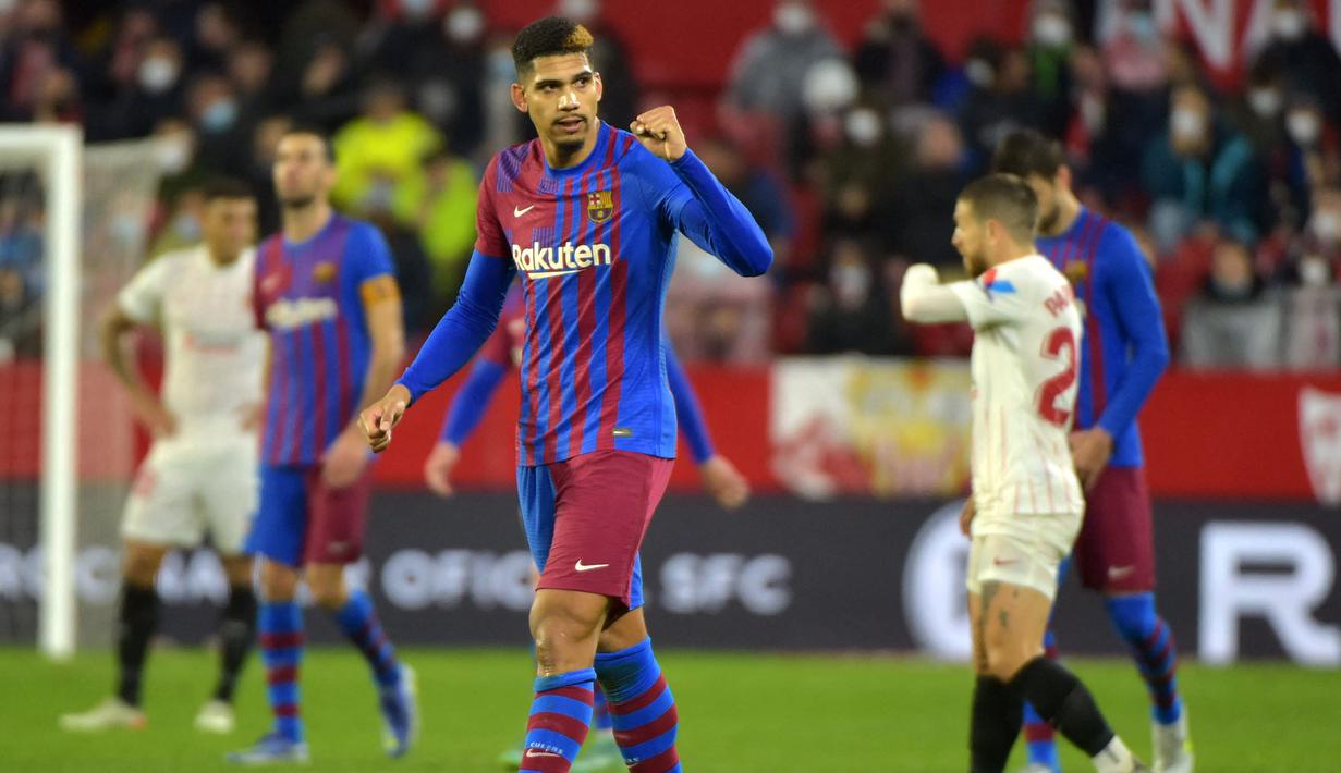Namun, sebelum selesainya babak pertama, Barcelona mampu menyamakan kedudukan lewat sundulan Ronald Araujo. Babak pertama berakhir dengan skor 1-1. (AFP/Cristina Quicler)