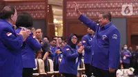 Ketum Partai Demokrat Susilo Bambang Yudhoyono menyapa kadernya saat menghadiri Kongres ke V Partai Demokrat di JCC, Jakarta, Minggu (15/3/2020). SBY akan digantikan Agus Harimurti Yudhoyono (AHY) yang telah mendapatkan dukungan 93 persen dari pemegang hak suara Demokrat. (Liputan6.com/Angga Yuniar)