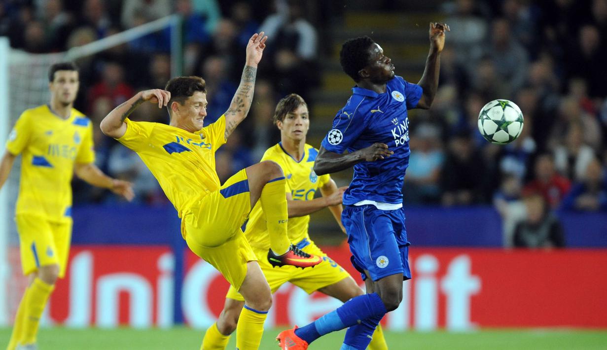 Pemain Porto, Otavio (kiri)  berebut bola dengan pemain Leicester City, Daniel Amartey pada pada lanjutan liga Champions grup G di Stadion King Power, Leicester, Rabu (28/9/2016) dini hari WIB. Leicester menang 1-0. (AP Photo/Rui Vieira)