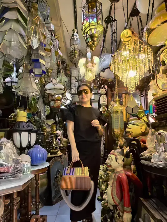 Tak menyebutkan membeli barang klasik tertentu, ibu Khirani Trihatmodjo ini justru eksis dikeliling barang antik dari logam dan kuningan di pasar legendaris kota Solo. (Liputan6.com/IG/@mayangsari.official)