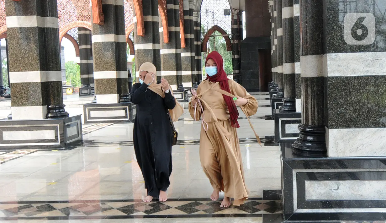 Umat muslim berjalan di Masjid Kubah Emas, Depok, Jawa Barat, Jumat (16/4/2021). Bulan suci Ramadhan dimanfaatkan umat muslim untuk memperbanyak amalan dan ibadah di antaranya sholat sunah, zikir, dan tadarus Alquran.
(merdeka.com/ Arie Basuki)