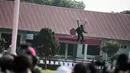 Penerjun payung bersiap mendarat saat beratraksi usai upacara peresmian Komando Operasi Khusus (Koopssus) TNI di Lapangan Markas Koopssus TNI, Mabes TNI, Jakarta, Selasa (30/7/2019). Koopssus TNI berasal dari matra darat, laut, dan udara. (Liputan6.com/Faizal Fanani)