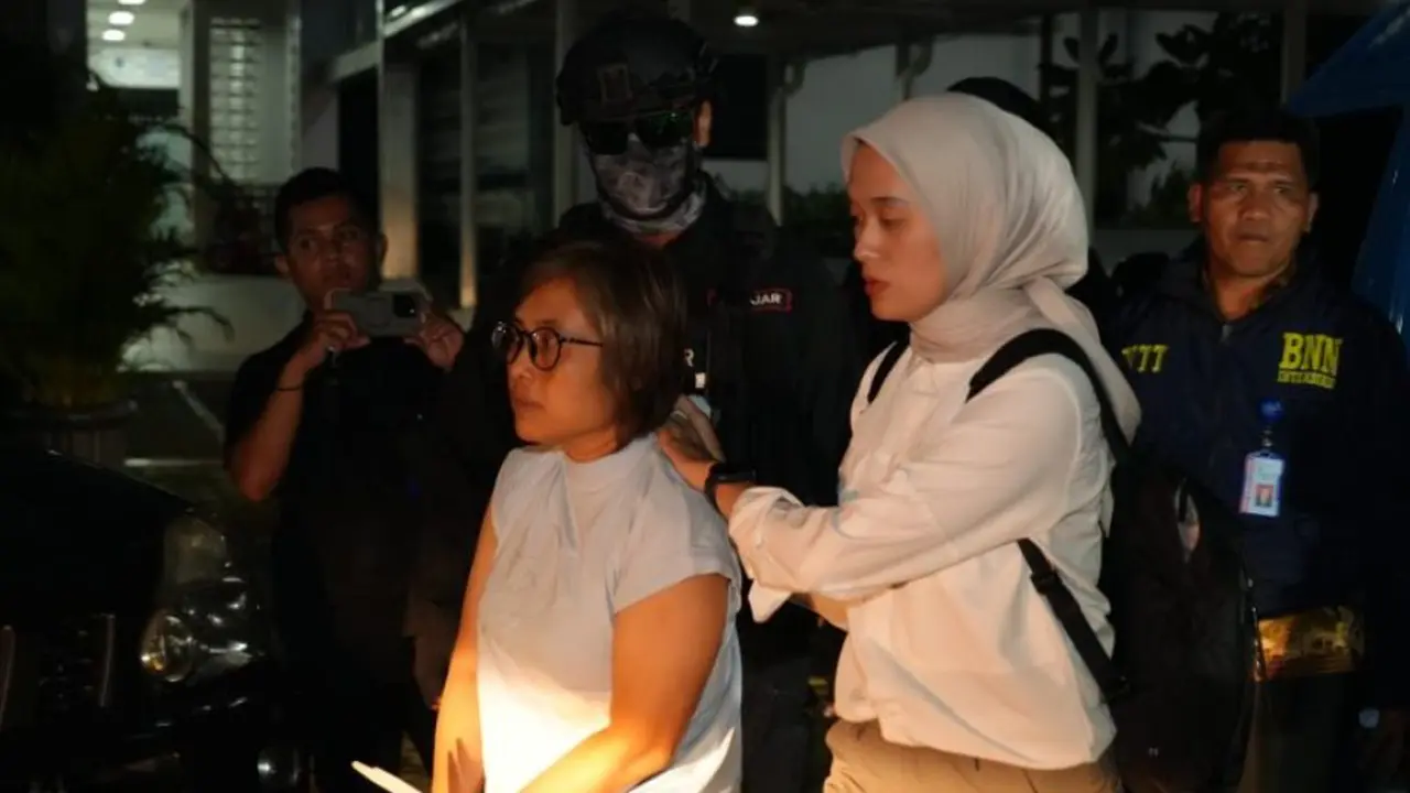 Sejumlah petugas dari BNN saat menggiring Dewi Astutik buron interpol kasus penyelundupan narkotika saat tiba di Terminal Bandara Soekarno Hatta (Soetta), Tangerang, Banten.
