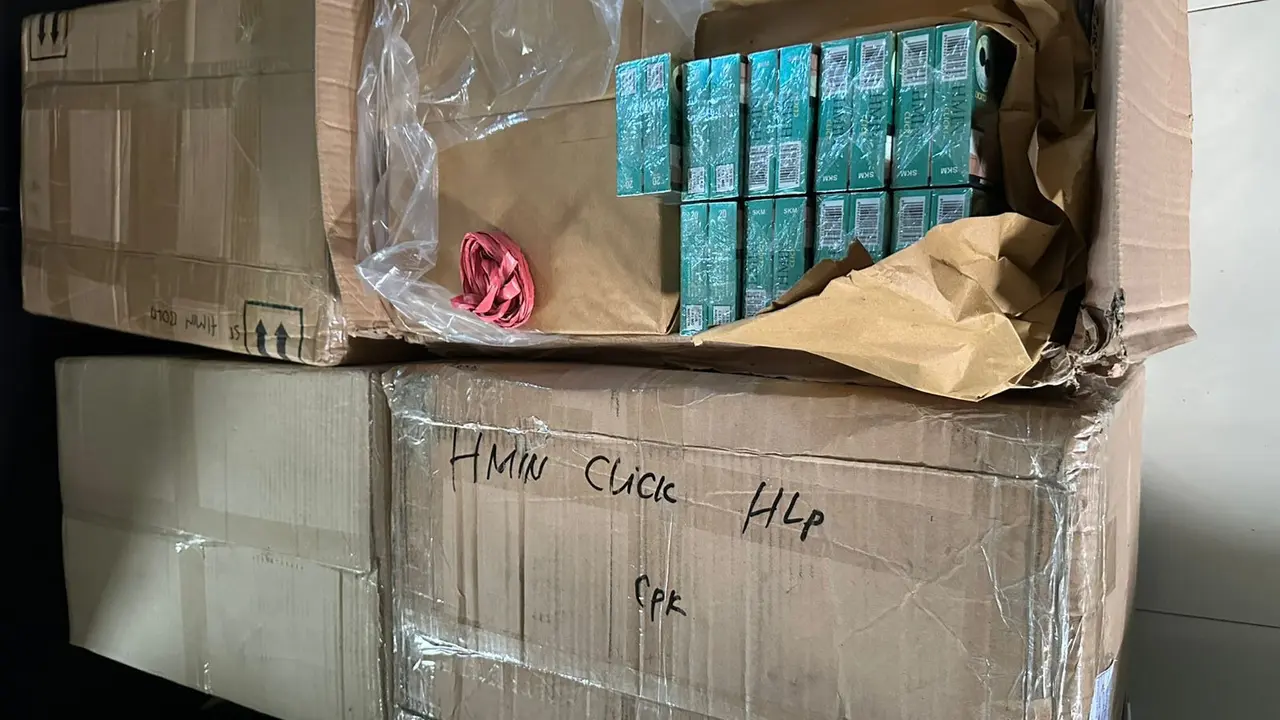 Petugas Bea Cukai Kendari mengamankan 160.000 batang rokok ilegal dari sebuah gudang ekspedisi di Kota Kendari. (Istimewa)