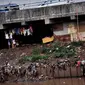 Ternyata di balik gemerlapnya Ibu Kota, masih banyak warga yang hidup di bawah garis kemiskinan, Jakarta, Senin (16/6/14). (Liputan6.com/Faizal Fanani)