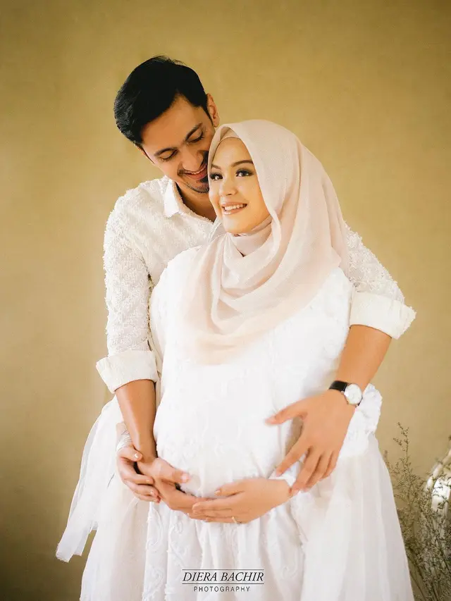 6 Gaya Maternity Shoot Vebby Palwinta Jelang Melahirkan, Romantis Bareng Suami