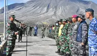 Ratusan prajurit TNI yang diterjunkan di Tagulandang guna membenahi sejumlah fasilitas umum yang rusak akibat erupsi Gunung Ruang.
