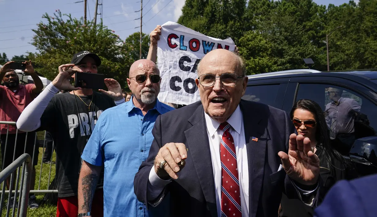 Mantan Wali Kota New York yang berusia 79 tahun tersebut pada minggu lalu didakwa bersama dengan Trump dan 17 orang lainnya. (AP Photo/Brynn Anderson)