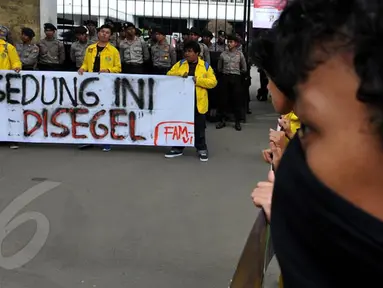 [FOTO] Tolak Pemilu, Mahasiswa UI Berunjuk Rasa & Segel Gedung KPU