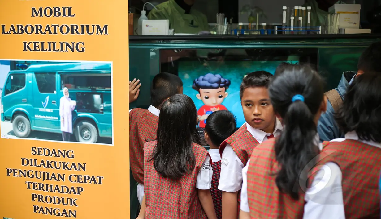 Sejumlah siswa melihat laboratorium keliling milik BPOM saat melakukan sidak untuk mengetahui kandungan makanan berbahaya pada jajanan anak-anak di SDN 15 Rawamangun, Jakarta, Senin (13/4/2015). (Liutan6.com/Faizal Fanani)