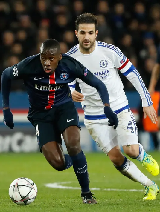 Gelandang PSG, Blaise Matuidi (kiri) membawa bola dari kejaran gelandang Chelsea, Cesc Fabregas pada leg pertama Babak 16 besar Liga Champions di Parc des Princes, Paris, Rabu (17/2). PSG menang atas Chelsea dengan skor 2-1. (Reuters/Benoit Tessier)