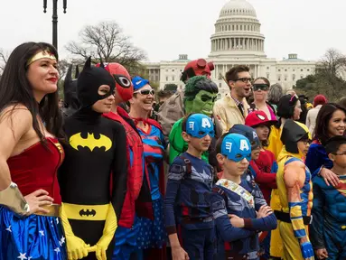 Ratusan warga berkumpul di Washington DC, Jumat (18/4/2014) saat mencoba untuk memecahkan rekor dunia (AFP Photo/Paul J. Ricards).