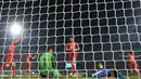 Para pemain Makedonia Utara merayakan kemenangan atas Italia pada pertandingan play-off kualifikasi Piala Dunia 2022 di stadion Renzo Barbera, di Palermo, Italia, Jumat (24/3/2022). Dengan hasil ini Italia gagal melaju ke putaran Piala Dunia 2022 Qatar. (AP Photo/Antonio Calanni)