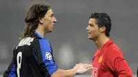 Zlatan Ibrahimovic berbincang dengan Cristiano Ronaldo saat Inter Milan melawan MU pada leg pertama babak 16 Besar Liga Champions musim 2008/2009. Ibra tiga kali melawan MU saat berseragam Inter Milan dan sekali saat membela PSG. (AFP/Damien Meyer)