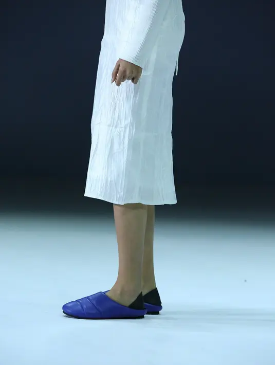 Selain itu, Fitriya juga mengeksplorasi desain-desain yang lebih praktikal lewat mules dengan tambahan backstrap. Juga pilihan desain slip-on sandal yang praktis untuk dikenakan di rumah atau ketika berkegiatan di luar. (JFW).