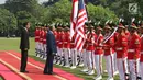 Presiden Joko Widodo bersama PM Malaysia, Mahathir Mohamad memeriksa pasukan saat kunjungan kenegaraan di Istana Bogor, Jumat (29/6). Indonesia menjadi negara pertama yang dikunjungi secara resmi oleh PM Mahathir usai dilantik. (Liputan6.com/Angga Yuniar)