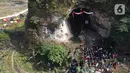 Bendera Merah Putih berukuran 6x4 meter yang dikaitkan dengan tali karmantel dibentangkan pada mulut gua. (merdeka.com/Imam Buhori)
