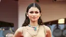 Zendaya berpose untuk fotografer setibanya di pemutaran perdana film 'Dune' selama Venice Film Festival ke-78 di Venesia, Italia, Jumat (3/9/2021). Busana yang dikenakan Zendaya itu juga dilengkapi dengan belahan paha yang amat tinggi, hampir ke pinggul. (Photo by Joel C Ryan/Invision/AP)