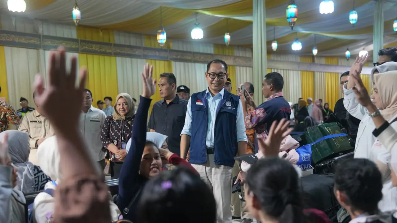 Direktur Pelindungan WNI dan BHI Kementerian Luar Negeri RI (Kemlu RI) Judha Nugraha menyambut kedatangan 37 WNI dari Suriah pada Kamis (12/12/2024). (Dok. Kemlu RI)