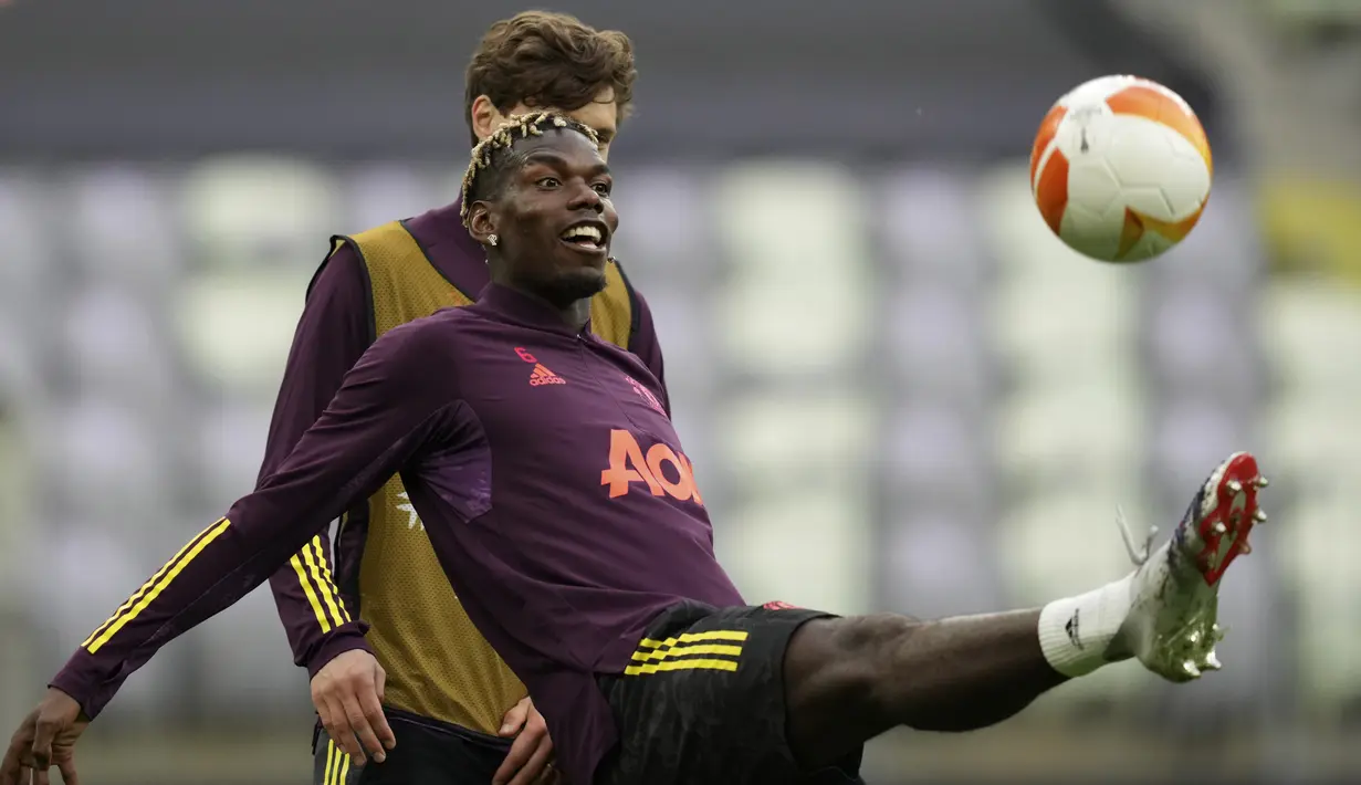 Gelandang Manchester United (MU), Paul Pogba mengontrol bola pada sesi latihan menjelang final Liga Europa di Gdansk, Polandia, Selasa (25/5/2021).  Manchester United akan melakoni final Liga Europa melawan Villarreal pada Kamis (27/5) dini hari WIB. (AP Photo/Michael Sohn)