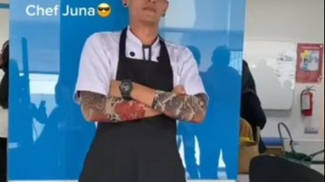 Tak ketinggalan Chef JUna gadungan juga ikut merayakan ulang tahun kantor. Sesuai dengan kebiasaan Chef Juna, karwayan tersebut berlagak seram dengan melipat kedua tangan di depan.