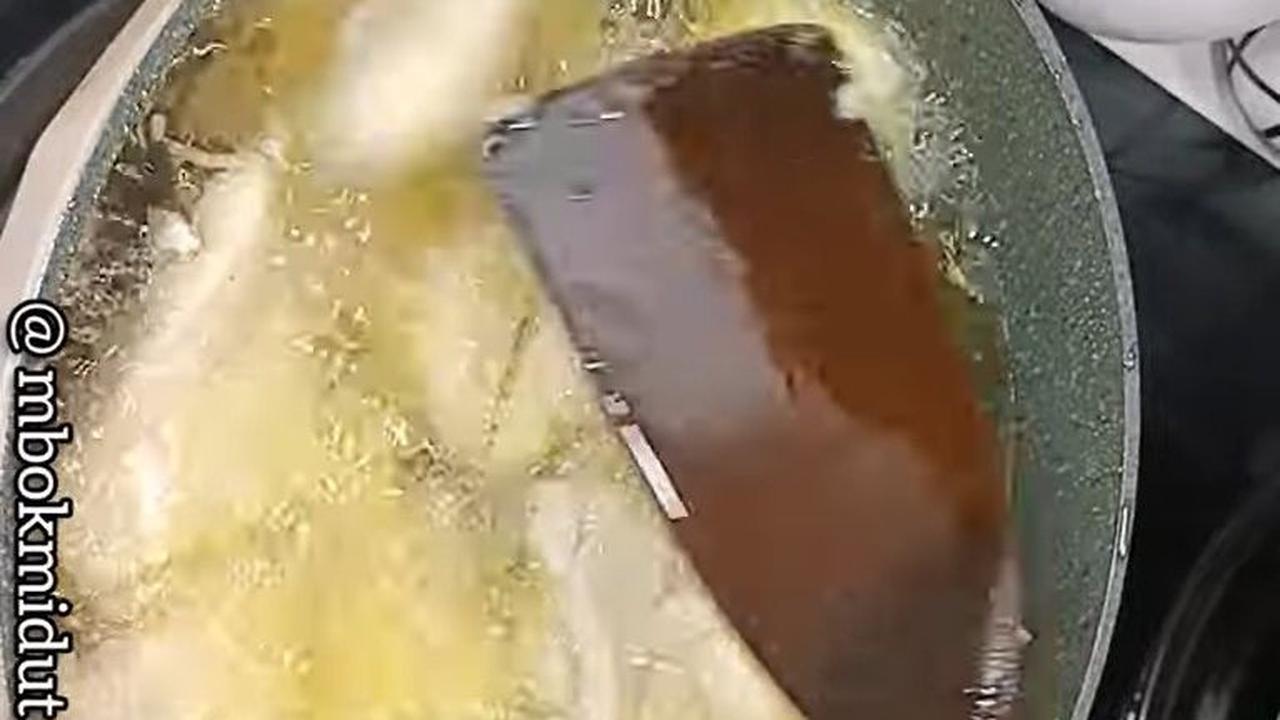 Masukkan Tahu ke Penggorengan