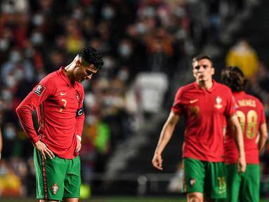 Bertanding di kandang, Portugal harus merelakan tim tamu Serbia lolos langsung ke Putaran Final Piala Dunia 2022 mewakili Grup A. Kepastian didapat usai Cristiano Ronaldo dkk. yang hanya membutuhkan hasil imbang harus kalah dramatis 1-2 lewat gol di ujung laga. (AFP/Patricia De Melo Moreira)