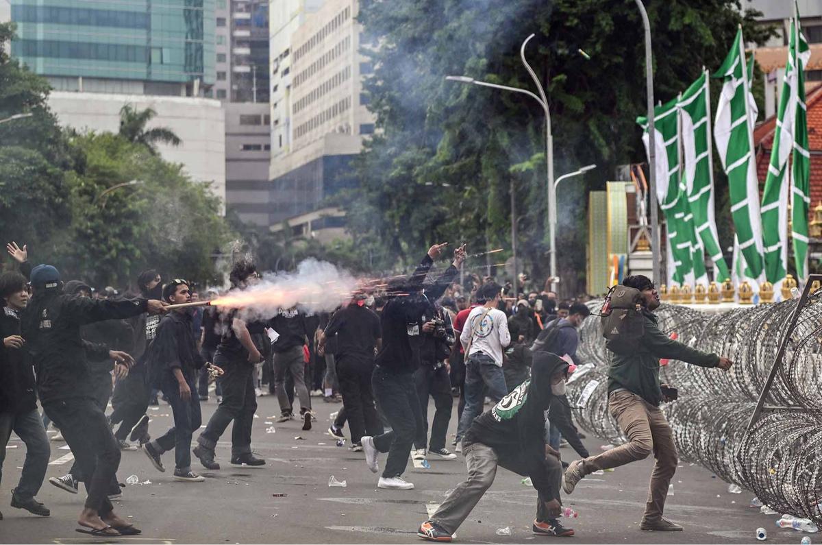 FOTO: Tolak UU TNI, Mahasiswa Lempar Bom Molotov ke Polisi