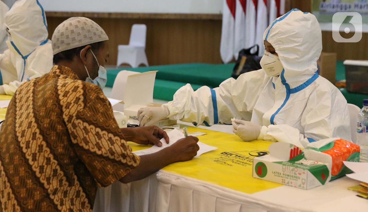Peserta Rapid Test COVID-19 di DPP Partai Golkar, Jakarta, Rabu (8/4/2020). Hasil tes memperlihatkan adanya IgG atau IgM dalam darah. Jika ada, maka hasil dinyatakan positif ada infeksi. Namun, hasil tersebut bukanlah diagnosis yang menggambarkan infeksi Covid-19. (Liputan6.com/Helmi Fithriansyah)