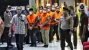 Sepuluh orang anggota DPRD Provinsi Jambi periode 2014-2019 memakai rompi oranye usai menjalani pemeriksaan di Gedung Merah Putih KPK, Jakarta, Selasa (10/1/2023). Sepuluh orang eks anggota DPRD tersebut telah ditetapkan status tersangka kasus suap pengesahan RAPBD Provinsi Jambi Tahun Anggaran 2017-2018. (Liputan6.com/Angga Yuniar)