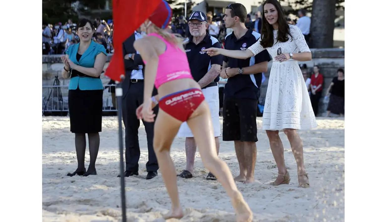 Kate Middleton memberi semangat pada para peserta di Manly beach, Pantai Utara Sydney, Jumat (18/04/2014) (AFP Photo/Jason Reed).
