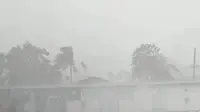 Cuaca hujan deras yang mengguyur wilayah Cikarang. (Merdeka.com)