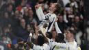 Ekspresi bahagia pemain Real Madrid, Luka Modric saat melakukan selebrasi bersama rekan-rekannya setelah mencetak gol ke gawang Sevilla pada laga lanjutan Liga Spanyol 2023/2024 di Stadion Santiago Bernabeu, Madrid, Spanyol, Senin (26/02/2024) dini hari WIB. Los Blancos menang dengan skor 1-0. (AP Photo/Manu Fernandez)