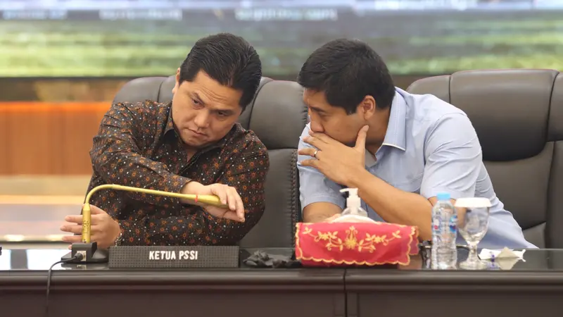Ketua Satgas Anti Mafiabola Independen, Maruarar Sirait bersama Ketua Umum PSSI, Erick Thohir