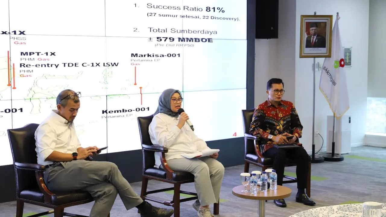 Peluncuran pembaharuan website SKK Migas dan diskusi investasi hulu migas oleh Sekretaris SKK Migas Shinta Damayanti, Plt Kepala Divisi Program dan Komunikasi Mohammad Kemal, serta Manajer Senior Departemen Komunikasi Nyimas Fauziah Rikani. (Dok SKK Migas