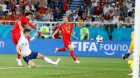 Pemain timnas Belgia, Marouane Fellaini mencoba melepaskan tembakan ke gawang Inggris pada laga terakhir Grup G di Stadion Kaliningrad, Kamis (28/6). Belgia menutup fase grup Piala Dunia 2018 dengan kemenangan 1-0 atas Inggris. (AP/Alastair Grant)