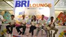 Direktur Konsumer BRI Handayani (tengah) bersama para atlet Asian Games 2018 saat meluncurkan kartu Brizzi edisi Asian Games 2018 di Indocomtech, Jakarta, Jumat (3/11). (Liputan6.com/Faizal Fanani)