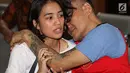 Aktor Tio Pakusadewo memeluk sang anak, Risa sebelum menjalani sidang replik di PN Jakarta Selatan, Kamis (5/7). Pledoi atau nota pembelaan terdakwa Tio Pakusadewo ditolak seluruhnya oleh jaksa penuntut umum (JPU). (Liputan6.com/Immanuel Antonius)