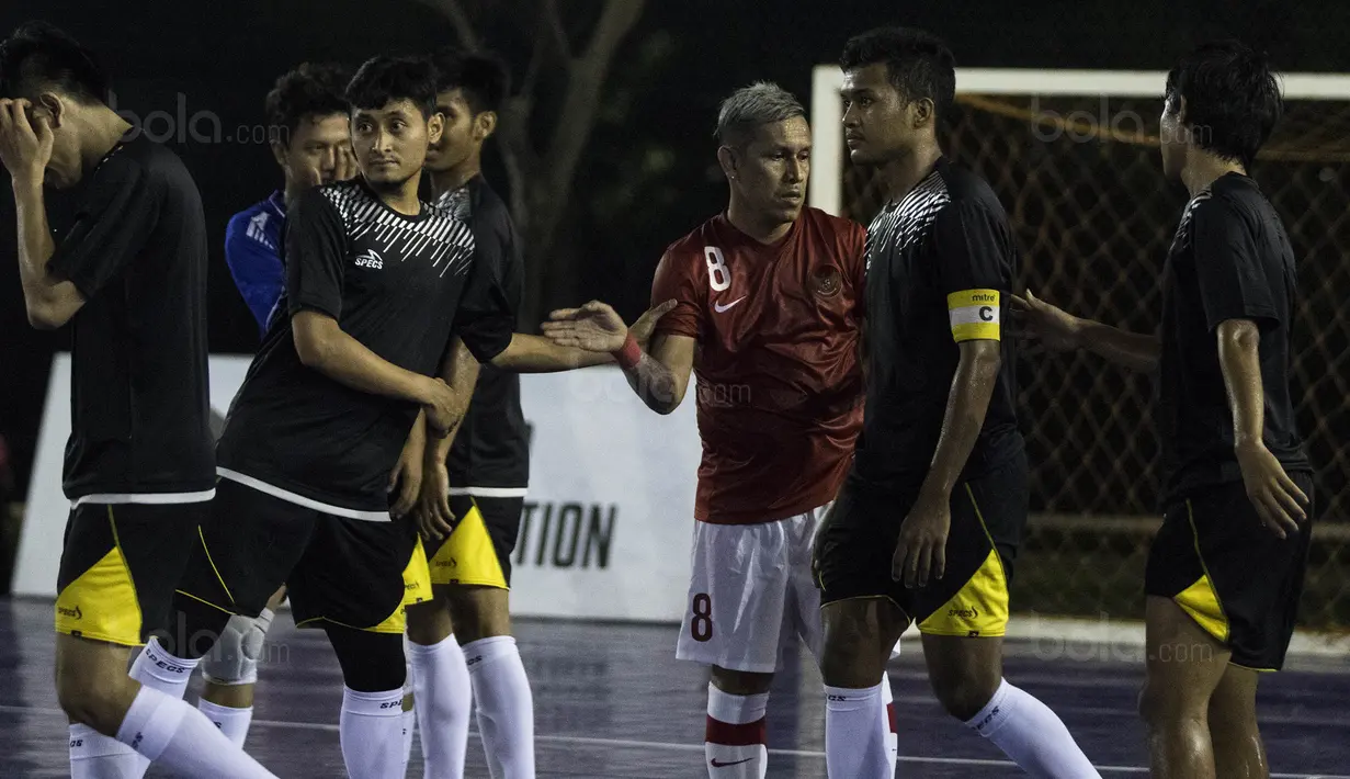 Pemain futsal Indonesia, Vennard Hutabarat, meramaikan grand final Super Soccer Futsal Battle 2017 di Bintaro Jaya ExChange, Tangerang, Sabtu (21/10/2017). Timnas futsal Piala AFF 2010 tampil melawan All Star. (Bola.com/Vitalis Yogi Trisna)